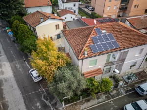 Villetta bifamiliare con giardino angolare, pronta per essere abitata